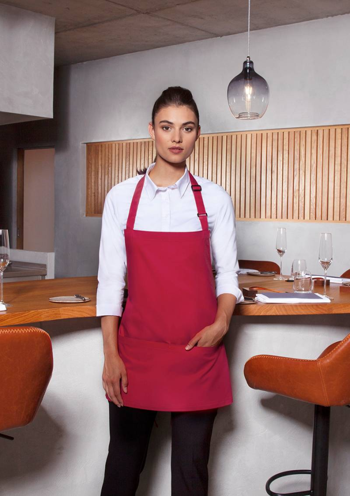 Karlowsky Kurze Latzschürze Basic mit Schnalle und Tasche, himbeere